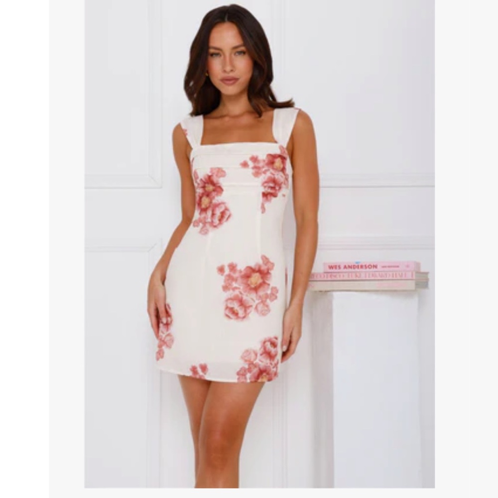 Chic Floral Mini Dress in White and Pink